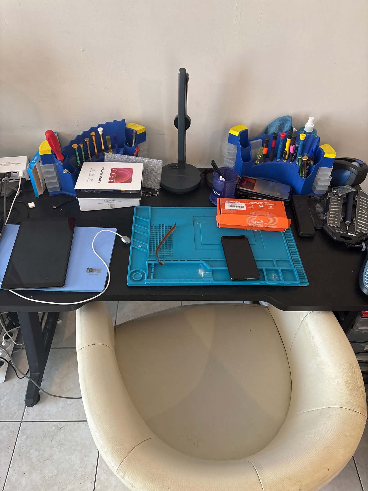 L’établi de réparation avec les outils de précision